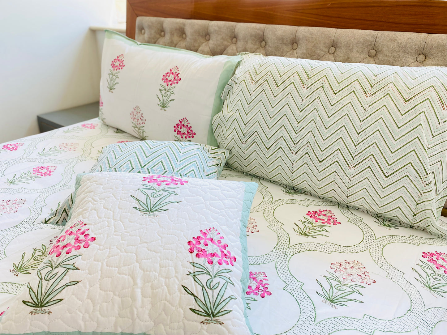 Mandevilla Floral Jaal Queen Bedsheet set